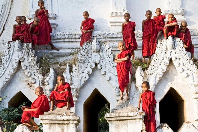 Phút giây trầm lắng của các chú tiểu hiếu động. Tấm áo choàng đỏ của họ nổi bật trên nền sơn trắng của những ngôi đền thiêng.